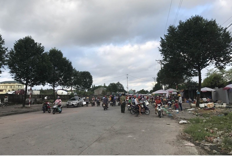 Người dân tràn xuống lòng đường mua bán khu vực chợ Asean. (Ảnh: Nguyễn Duy)