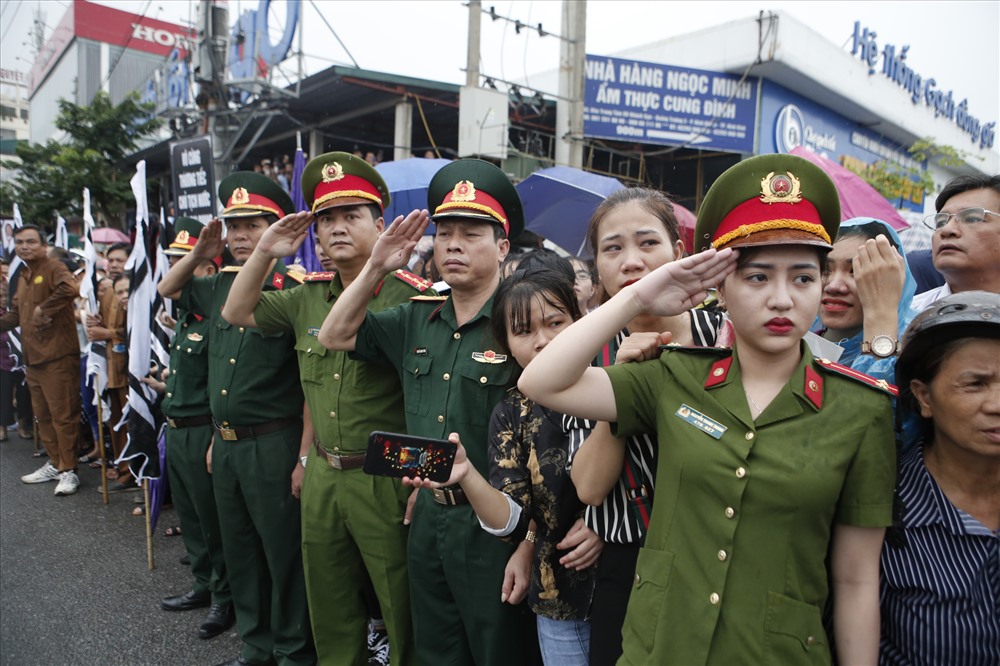 Hàng nghìn người dân quê hương Ninh Bình đưa tiễn Chủ tịch Nước Trần Đại Quang. Ảnh: ĐĂNG HUỲNH