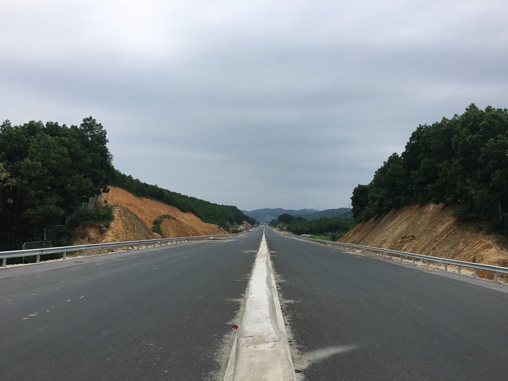 Tuyến đường cao tốc mới Hạ Long - Vân Đồn dài 54 km chuẩn bị thông xe đấu nối thẳng đường cao tốc Hà Nội - Hải Phòng - Quảng Ninh sẽ tạo thuận lợi cho du khách di chuyển cả về đường bộ và đường không.