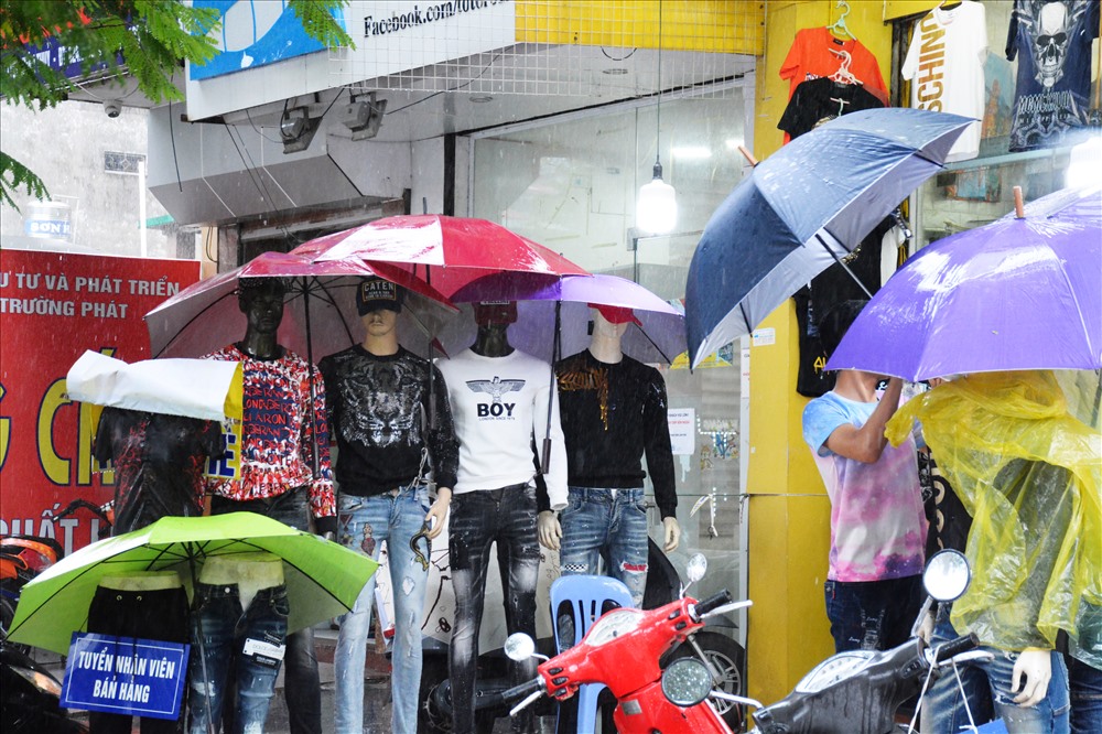 Theo dự báo của Trung tâm Trong hôm nay và ngày mai (29/9) ở các tỉnh Nghệ An, Hà tĩnh, Quảng Bình có mưa vừa, có nơi mưa to đến rất to (lượng mưa phổ biến 30-50mm/24 giờ). Trong cơn dông có khả năng cao xảy ra lốc, sét và gió giật mạnh.