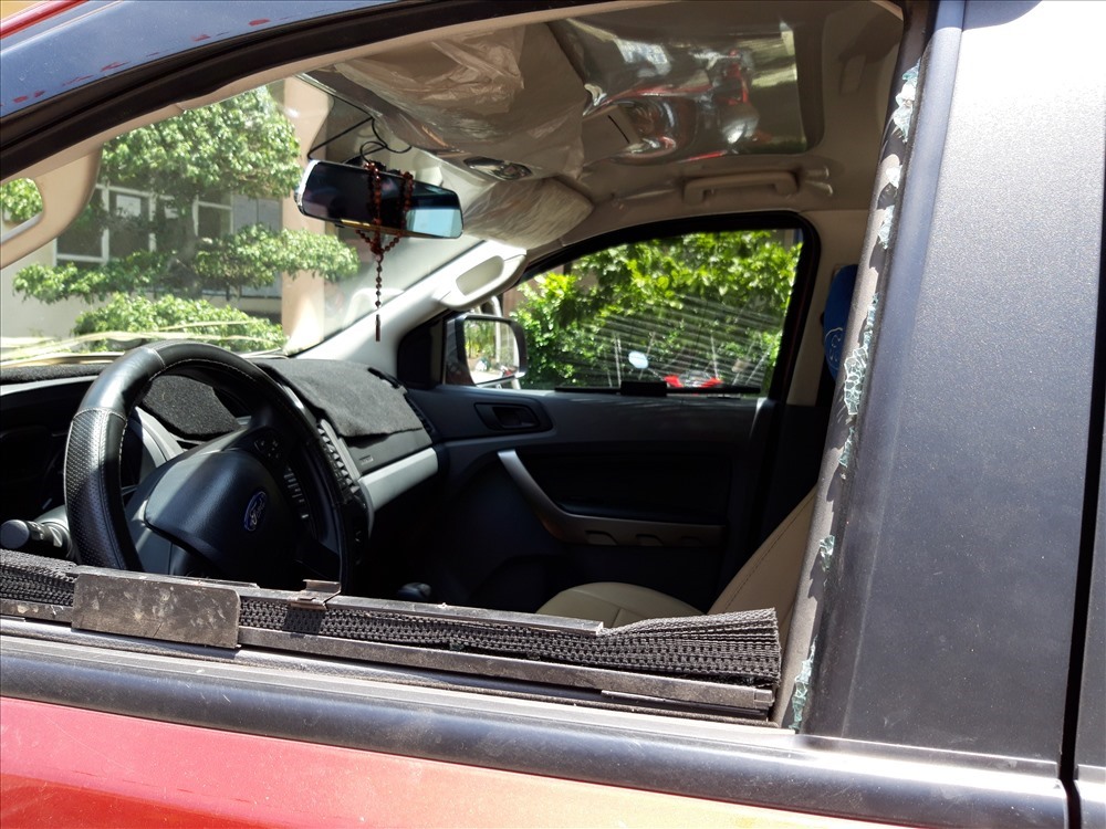 Một ô tô bị đập cửa kính trộm tài sản.