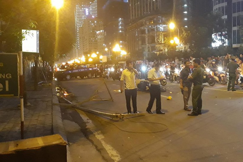 Ê Hiện trường vụ thanh sắt rơi vào người tham tham gia giao thông trên đường Lê Văn Lương tối 27.9. 