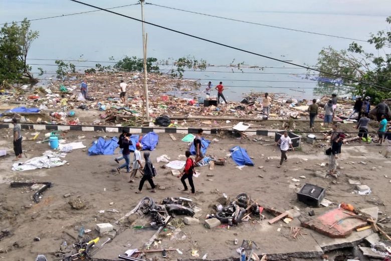 Thi thể nạn nhân sóng thần ở Palu phủ nilon trên mặt đất. Ảnh: AFP