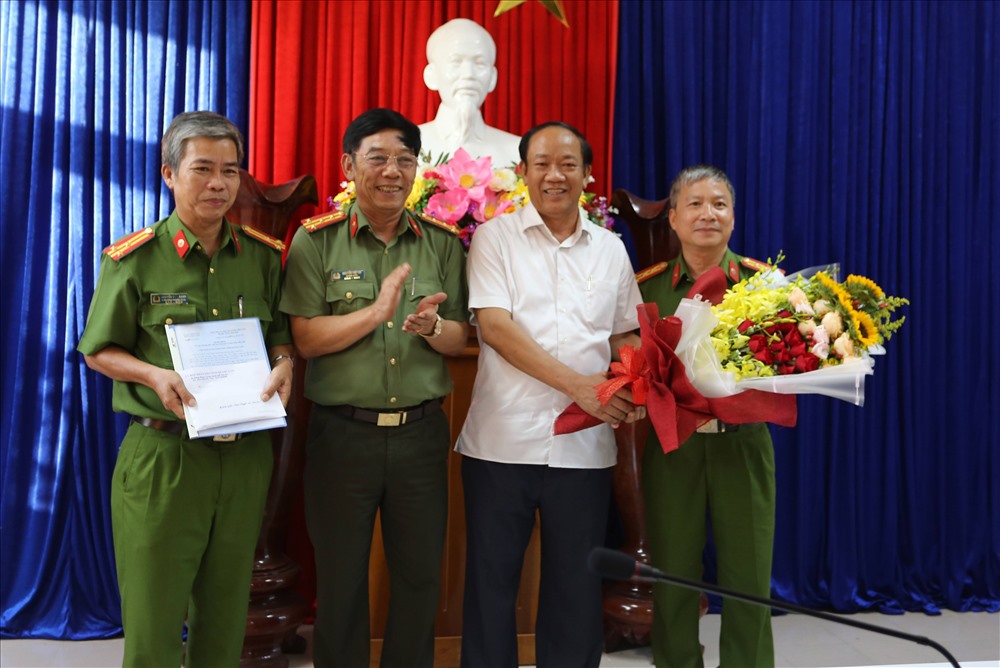 Chủ tịch UBND tỉnh Quảng Nam trao thưởng Ban chuyên án. Ảnh: T.Đắc
