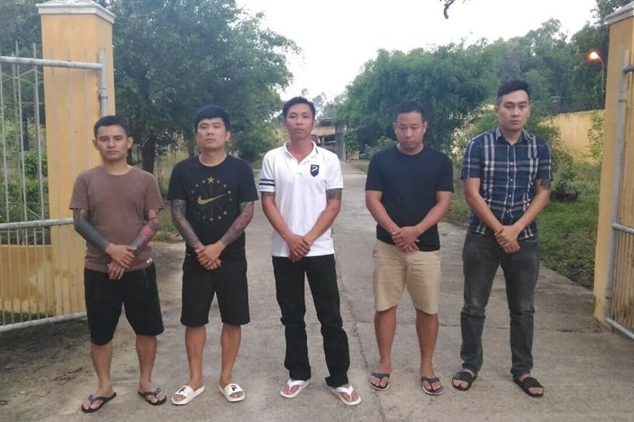 Các đối tượng Vi, Huy, Việt, Trường và Đông (từ trái sang) bị công an bắt giữ. Ảnh: Công an cung cấp