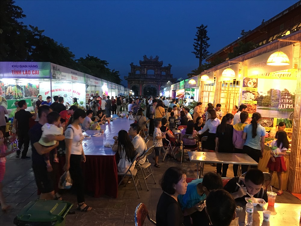 Ngay sau lễ khai mạc, hàng nghìn người dân và du khách đến tham quan, thưởng thức, mua sắm tại các gian hàng. Liên hoan ẩm thực toàn quốc - Quảng Ninh 2018 sẽ kết thúc vào chiều 30/9.