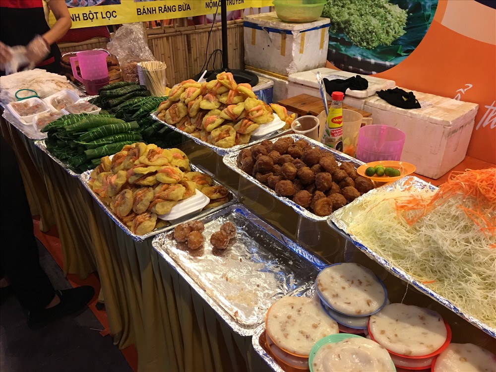 Một vị khách du lịch nước ngoài cho biết: “Tôi rất thích bánh tôm Hồ Tây, canh cá Thái Bình,..  ở đây, cùng một lúc có thể thưởng thức nhiều món ăn đặc sắc của ẩm thực Việt Nam mà không cần phải đi xa“. (Ảnh: Phạm Tâm)