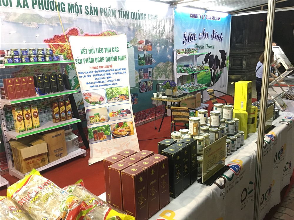 Trong đó, tỉnh Quảng Ninh có 20 gian hàng của các huyện, thị xã, thành phố, giới thiệu, quảng bá các đặc sản, sản phẩm OCOP và nghệ thuật ẩm thực đặc sắc của địa phương. (Ảnh: Phạm Tâm)