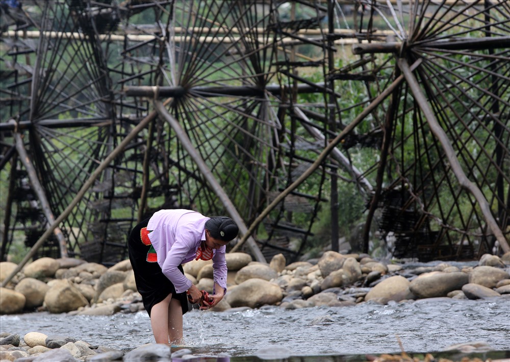 5. Đến thăm cọn nước bản Nà Khương, du khách được tìm hiểu những tập tục gắn liền với sông nước Nậm Mu của người Thái bản địa.

