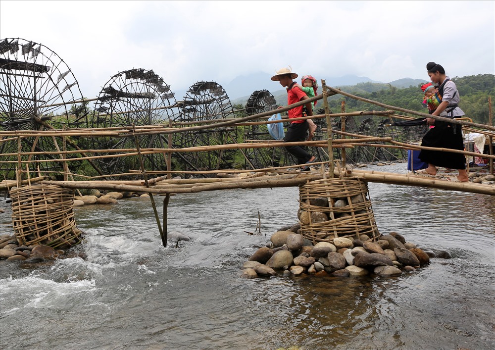 4. Người dân bản Nà Khương bắc một cây cầu tre qua sông Nậm Mu vào mùa nước cạn để đưa du khách tham quan sang bên kia sông.
