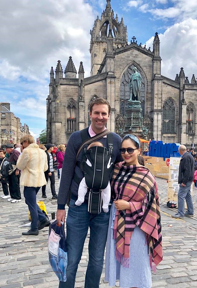 Vợ chồng Lan Phương và con gái đi du lịch tại Scotland.