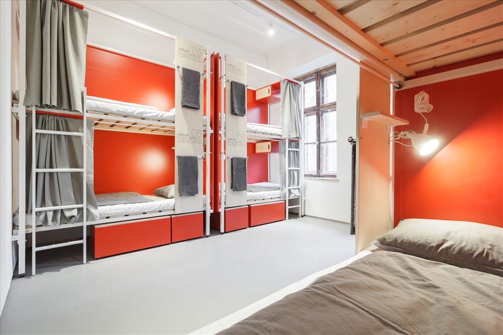Chỉ cần kéo chiếc rèm lại, chúng ta vẫn có một không gian vô cùng riêng tư. Ảnh: Flow Hostel