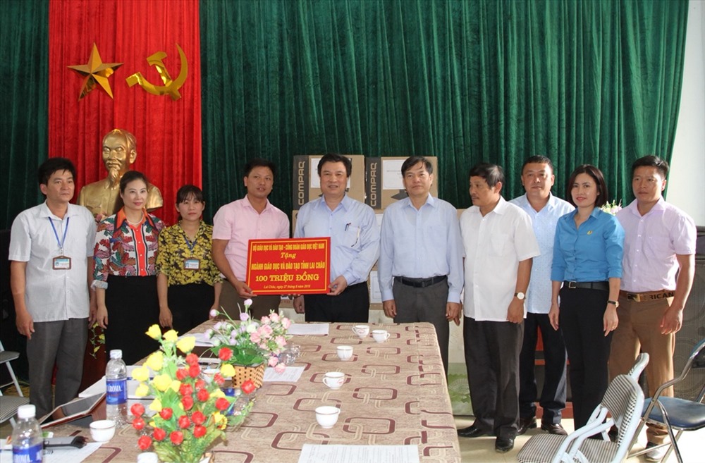 Thứ trưởng Bộ GDĐT Nguyễn Hữu Độ trao 100 triệu đồng hỗ trợ các trường học trên địa bàn xã Vàng Ma Chải, huyện Phong Thổ (tỉnh Lai Châu). Ảnh: CĐ Giáo dục VN