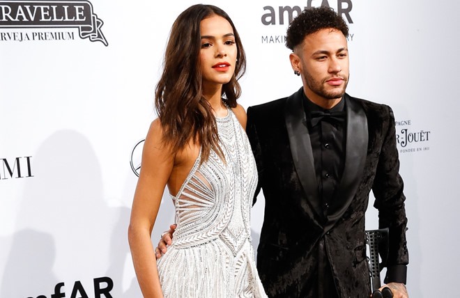 Cô và Neymar hẹn hò từ năm 2013. Trong 5 năm bên nhau, cặp sao đã chia tay và tái hợp bốn lần.