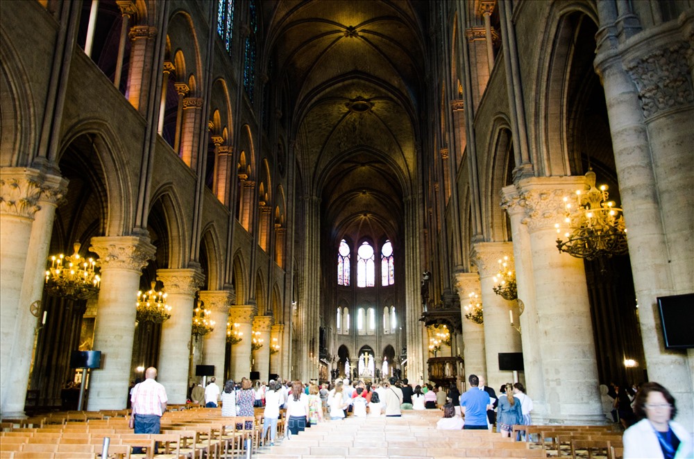 Bên trong Nhà thờ Đức Bà Paris. Ảnh: Trần Ánh Dương