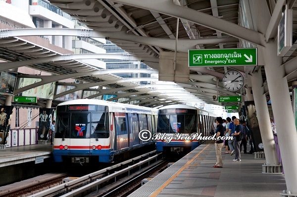 Người dân  Bangkok (Thái Lan) đi lại trên một tuyến đầu điện ngầm tại Thủ đô.
