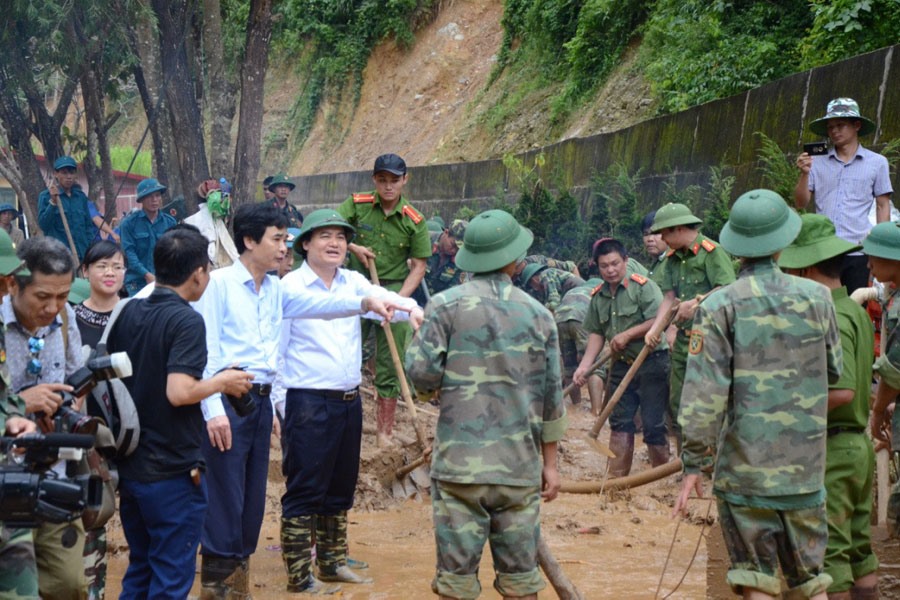 Bộ trưởng Bộ GDĐT Phùng Xuân Nhạ thăm hỏi, động viên thầy cô Trường Phổ thông dân tộc bán trú THCS Nà Ớt bị ảnh hưởng do thiên tai vừa qua. Ảnh: PV - HUYÊN NGUYỄN