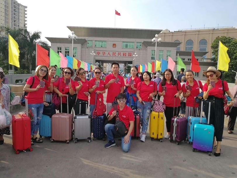 Các HDV Trung Quốc nhập cảnh vào Móng Cái để dự đại hội “chui“. Ảnh: CTV