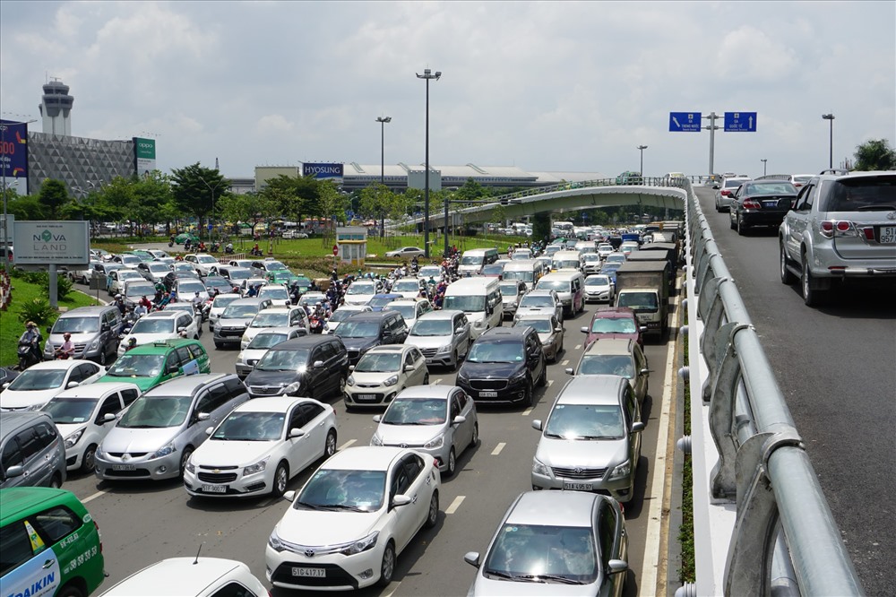 Giao thông xung quanh sân bay Tân Sơn Nhất quá tải nghiêm trọng, kẹt xe thường xuyên. Ảnh: MINH QUÂN