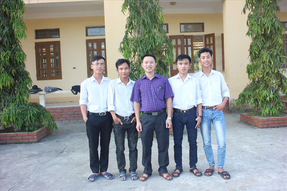 Thầy giáo Nguyễn Thế Anh (giữa) cùng các em học sinh. Ảnh: NVCC