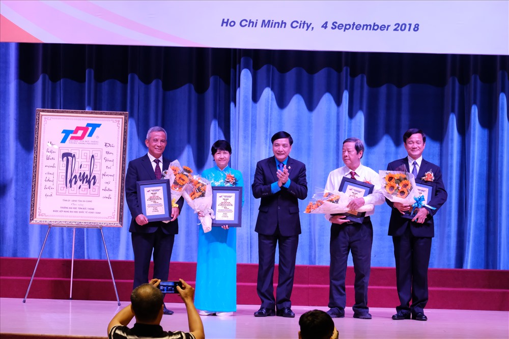 Chủ tịch Tổng LĐLĐVN, TS Bùi Văn Cường (giữa) trao kỷ niệm chương cho các lãnh đạo tổ chức CĐVN, thầy, cô giáo gắn bó lâu năm với TĐTU. Ảnh Nam Dương