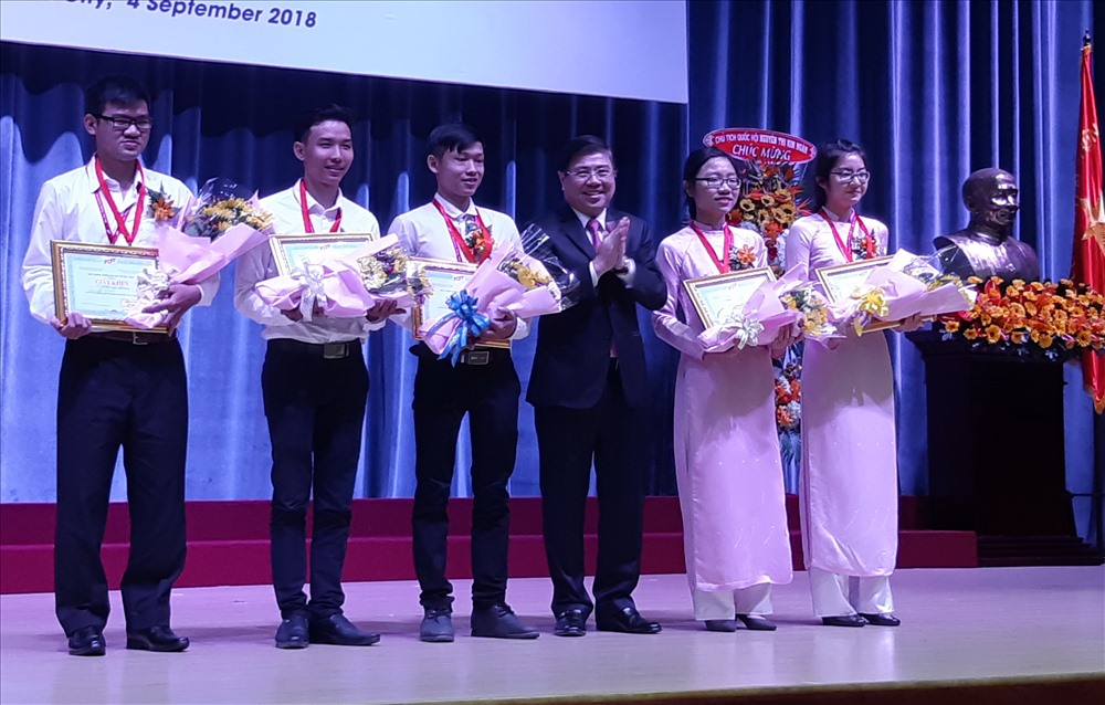 TS Nguyễn Thành Phong, Chủ tịch UBND TPHCM (người mặc vest) trao phần thưởng cho các sinh viên có thành tích xuất sắc của TĐTU. Ản Nam Dương