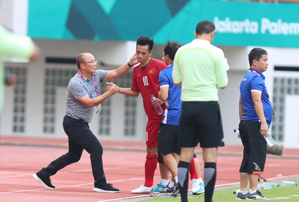Văn Quyết xứng đáng với tấm ăng đội trưởng do HLV Park Hang-seo và các đồng đội đặt niềm tin.