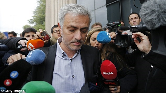 Mourinho bên ngoài tòa án Madrid vào sáng 4.9. Ảnh: Getty.