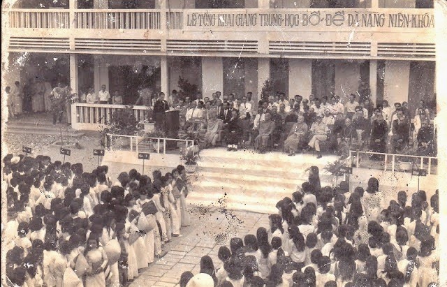 Buổi lễ tựu trường của trường một trường trung học tại Đà Nẵng cuối thập niên 1960 - Ảnh: tailieuhoctap.com