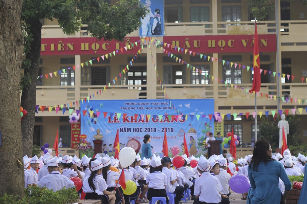 Lễ khai giảng năm học mới tại trường Tiểu học Sơn Đồng. Ảnh Trần Vương