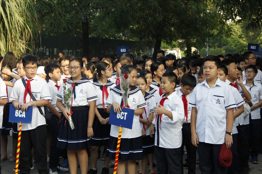 Khối học sinh lớp 6 mới vào trường của Lương Thế Vinh háo hức với lễ khai giảng. Ảnh: Nguyễn Hà