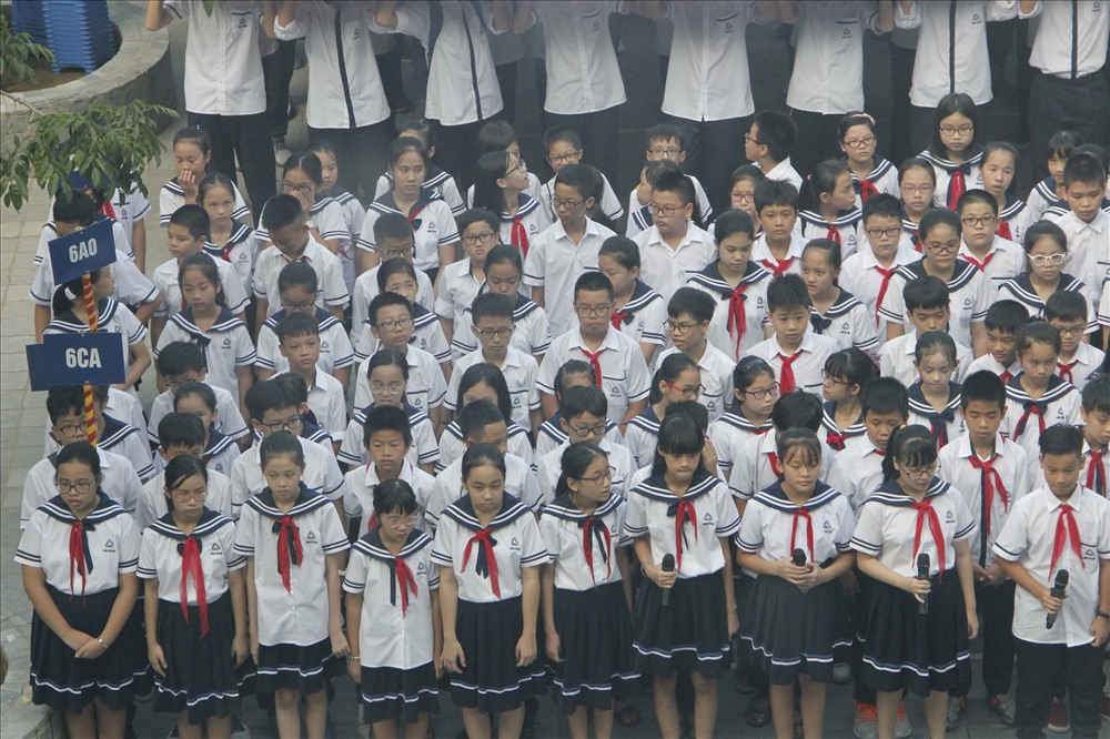 Toàn trường tập trung trang nghiêm cho lễ khai giảng. Ảnh: Nguyễn Hà
