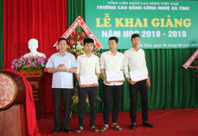 Tại lễ khai giảng, 3 học sinh của trường được Quỹ Thiện tâm của Tập đoàn Vingroup tài trợ học bổng. Ảnh: Trần Tuấn