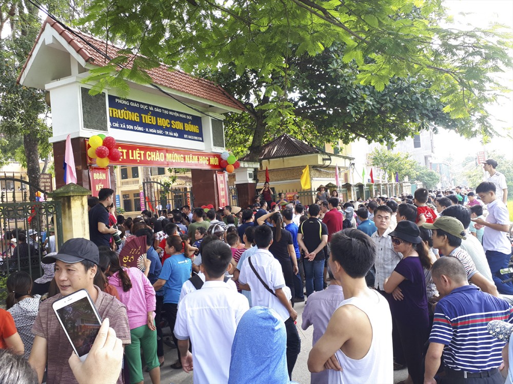 Rất đông phụ huynh chờ đón con tại Tiểu học Sơn Đồng. Ảnh Trần Vương