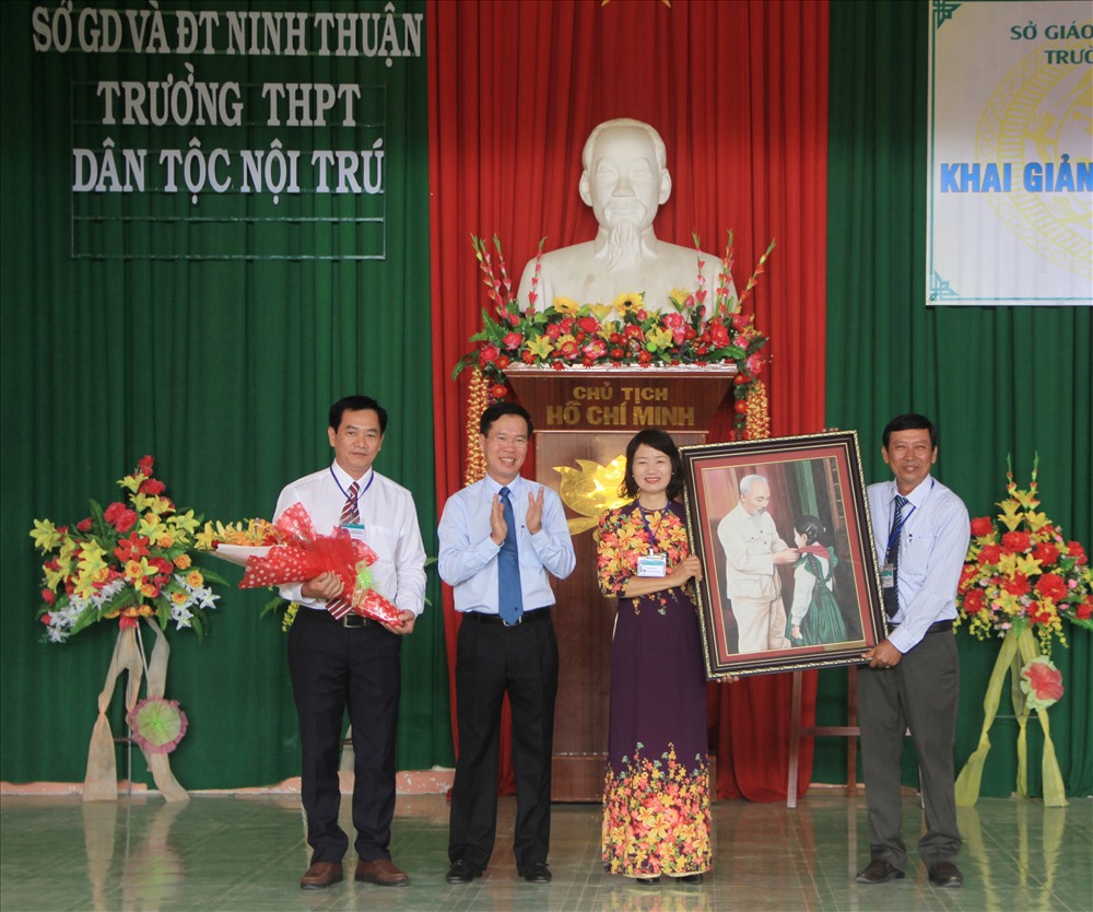 Đồng chí Võ Văn Thưởng, Trưởng Ban Tuyên giáo T.Ư trao tặng nhà trường di ảnh Bác Hồ kính yêu với học sinh là thiếu niên tiền phong.