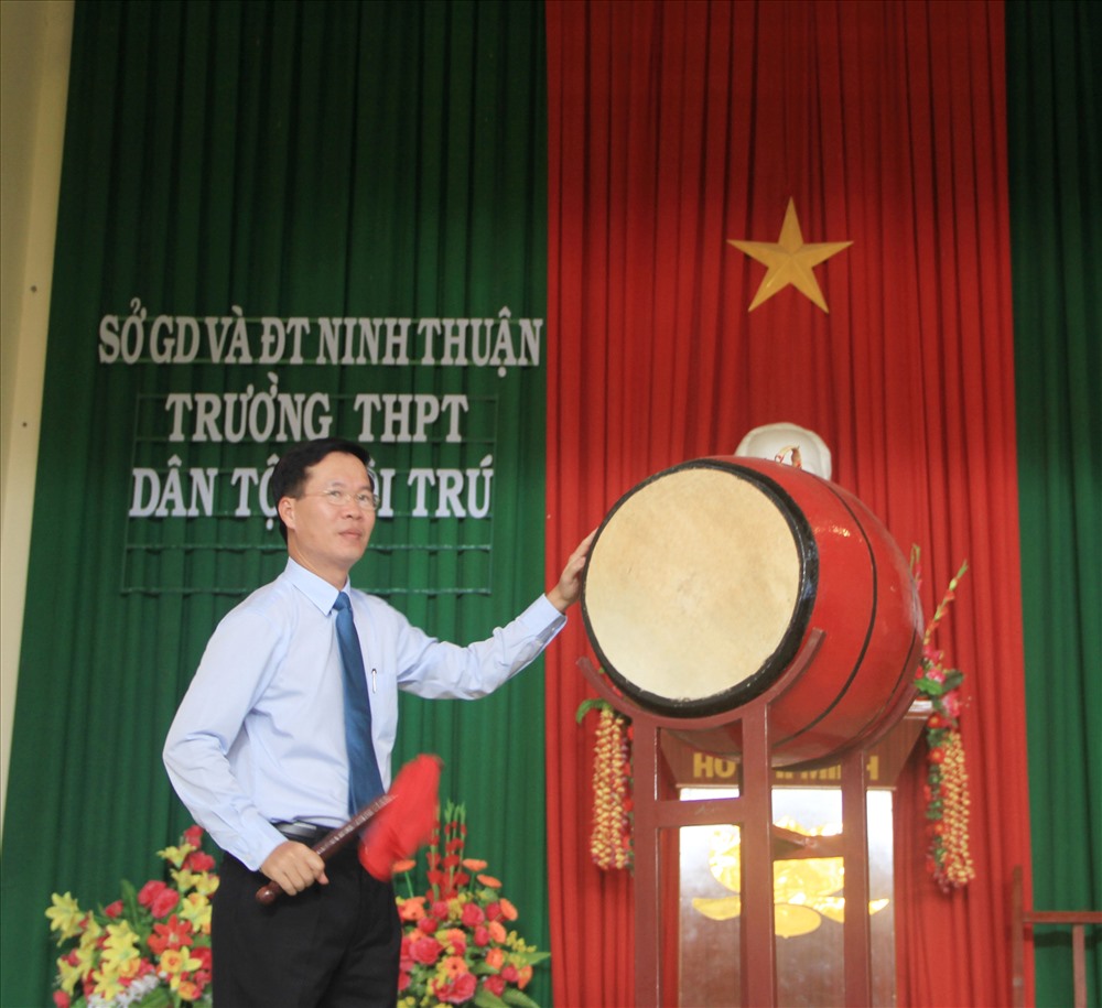 Đồng chí Võ Văn Thưởng, Trưởng Ban Tuyên giáo T.Ư đánh trống khai trường năm học 2018-2019, tại Trường THPT Dân tộc Nội trú tỉnh Ninh Thuận.