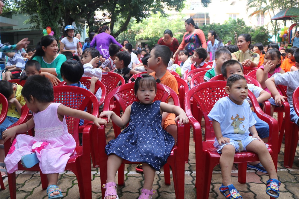 Niềm vui các bé lớp 1 lần đầu được dự lễ khai giảng tại Trung tâm tàn tật, mồ côi Thị Nghè