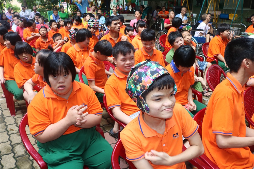 Các em học sinh Trung tâm tàn tật và mồ côi Thị Nghè tham dự lễ khai giảng.