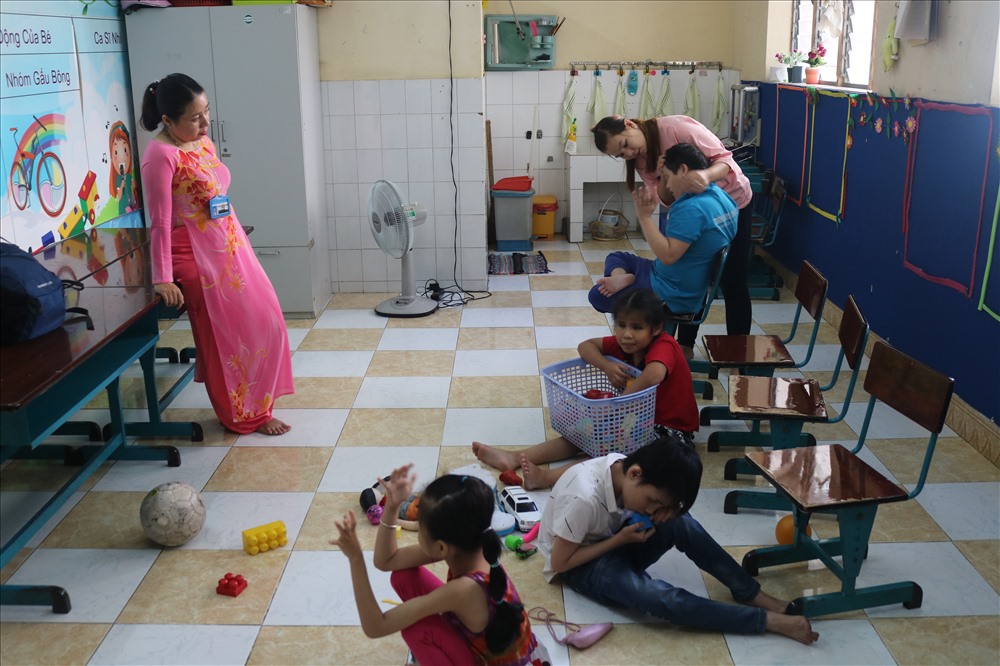Buổi học đầu tiên của các bé lớp 1, trường Phổ thông Nguyễn Đình Chiểu.