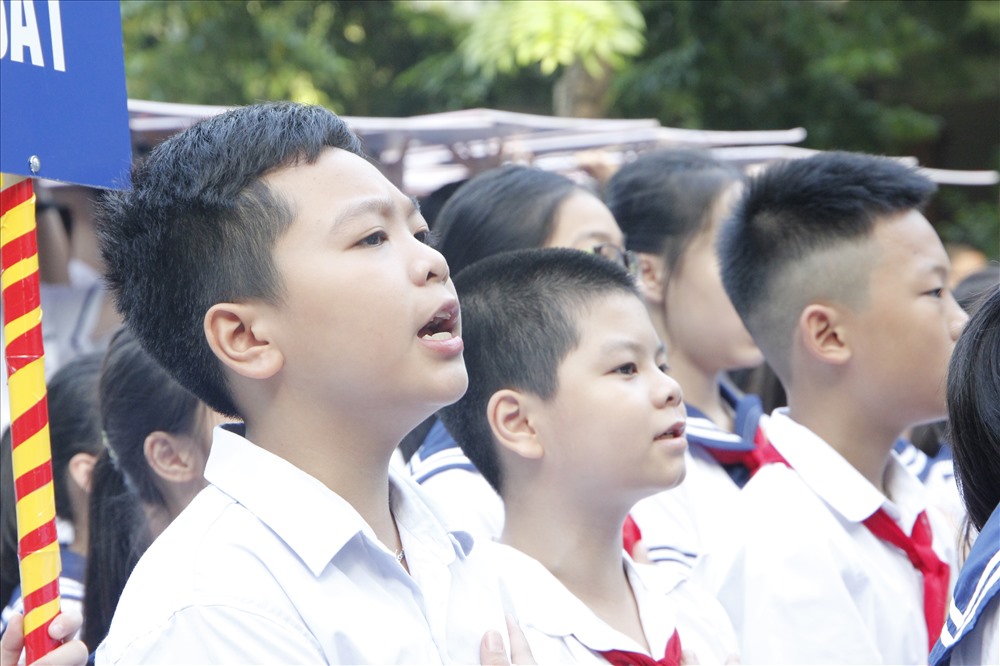 Học sinh nhà trường hát Quốc ca trong ngày khai giảng. Ảnh: Nguyễn Hà