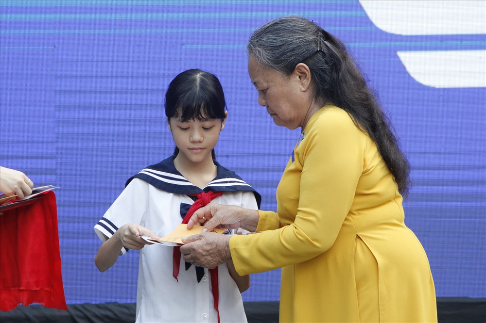 Thay mặt nhà trường, cô Oanh trao những phần thưởng cho học sinh có thành tích cao trong học tập. Ảnh: Nguyễn Hà