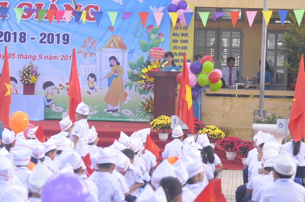 Từ khoảng 7h ngày 5.9, hơn 1000 học sinh của trường tiểu học đã tập trung cho lễ khai giảng. 