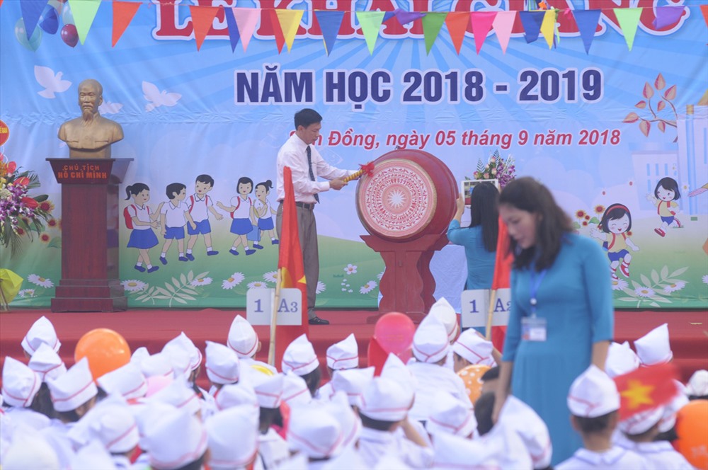 Học sinh trường Tiểu học Sơn Đồng dự lễ khai giảng năm học mới. Ảnh Trần Vương