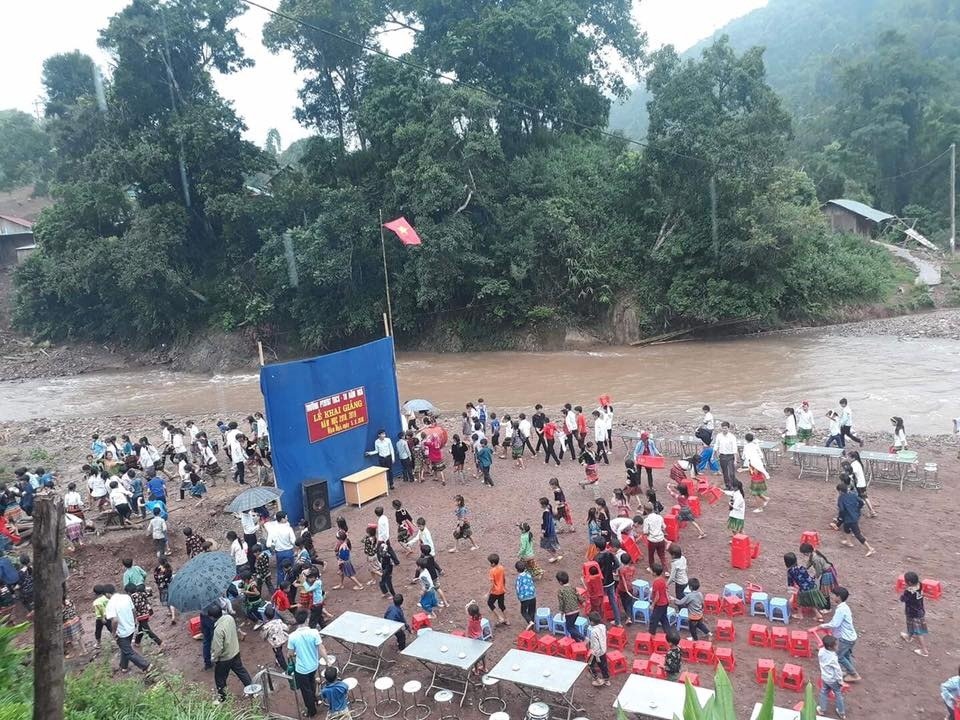 Hình ảnh học sinh khai giảng bên bờ suối đã gây xúc đông dư luận. Ảnh: Nguyễn Long Khánh