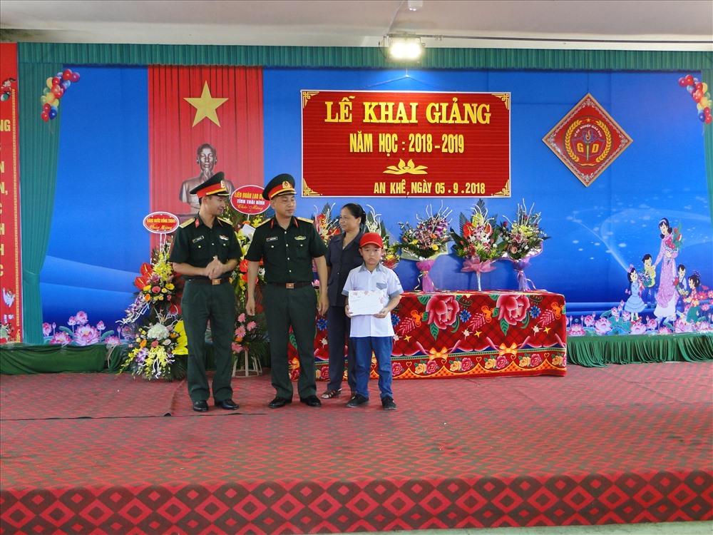 Lãnh đạo Ban Chỉ huy quân sự huyện trao học bổng chương trình cặp lá yêu thương cho học sinh.