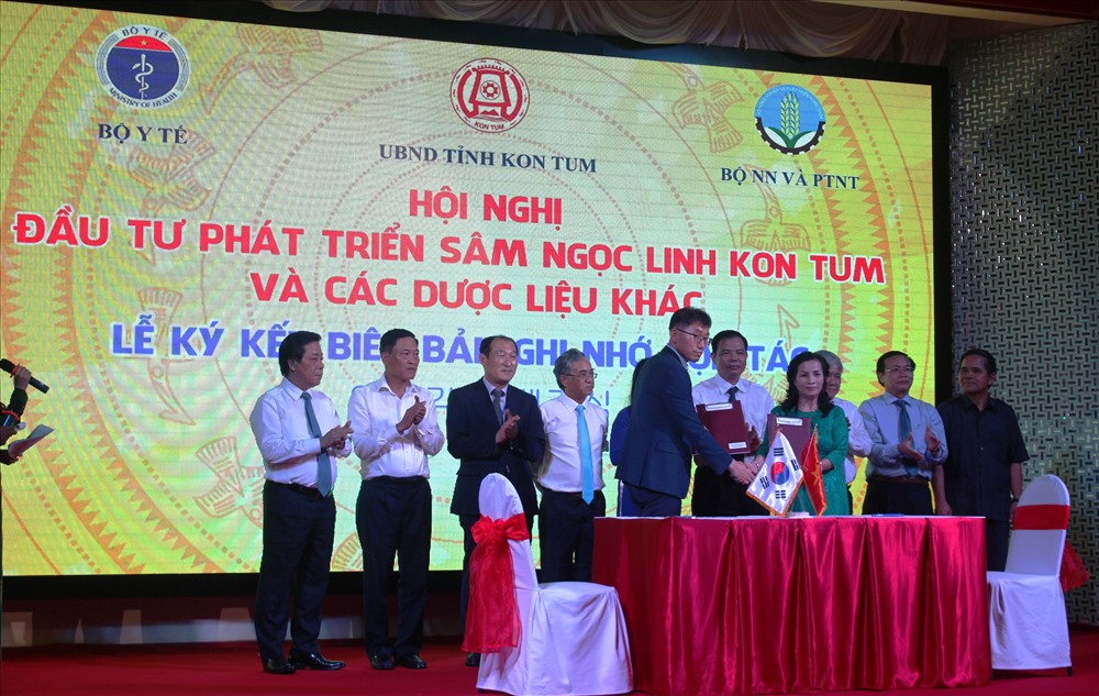 Các đối tác Hàn Quốc ký kết hợp tác đầu tư với sâm Ngọc Linh Kon Tum tại Việt Nam. Ảnh Đình Văn
