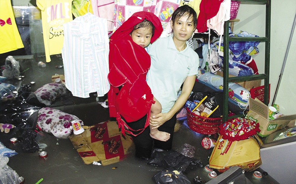 Một đêm đi làm về muộn, phòng trọ của chị Dương Thị Trúc (34 tuổi, quê ở Long An) bị nước ngập, đồ đạc trong phòng trọ ướt hết.