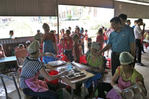 Đoàn công tác thăm bếp ăn bán trú Trường Tiểu học Hua Trai.