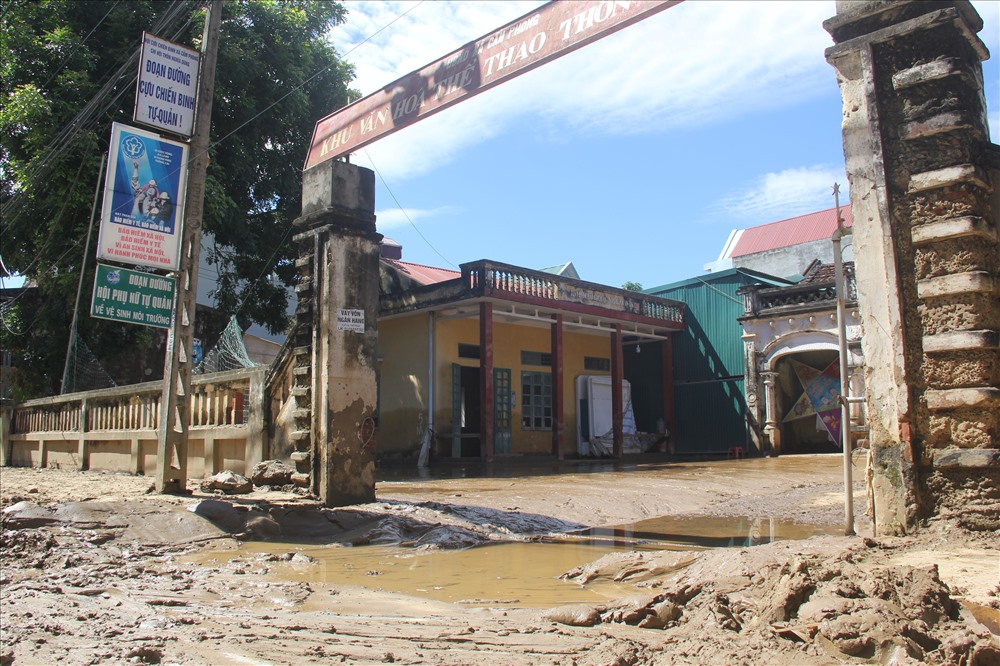 Nhà văn hoá thôn Nghĩa Dũng, xã Cẩm Phong bị nước lũ ngập nửa tường, nước rút, cả một đống bùn để lại. Ảnh: X.H