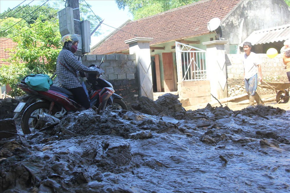 Bùn ngập mọi ngõ ngách, đường làng thôn Phong Ý. 